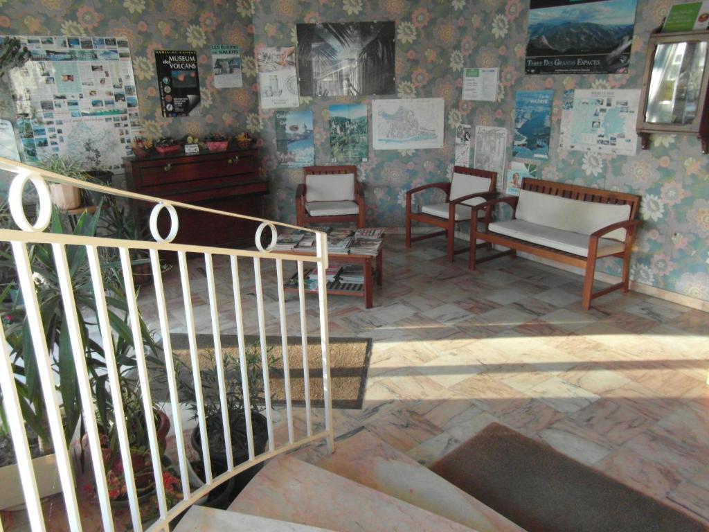 Hotel Restaurant Le Perigord Maurs Bagian luar foto