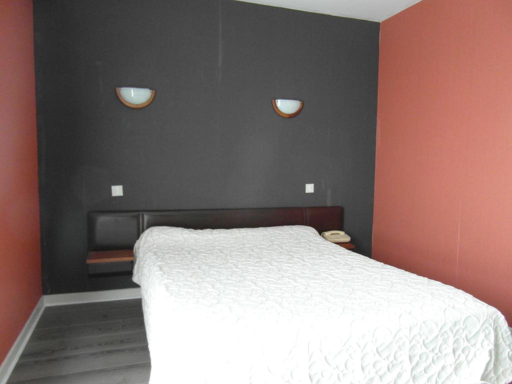 Hotel Restaurant Le Perigord Maurs Bagian luar foto