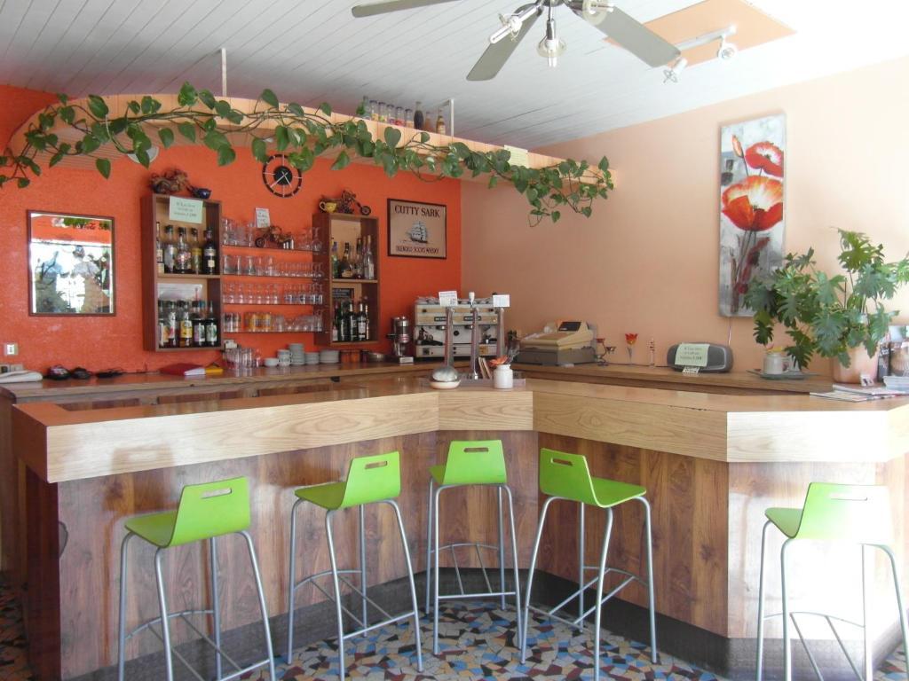Hotel Restaurant Le Perigord Maurs Bagian luar foto